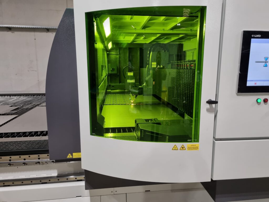 Klädtke-Metallverarbeitung Blick in neuen Laser mit 12kW Leistung.